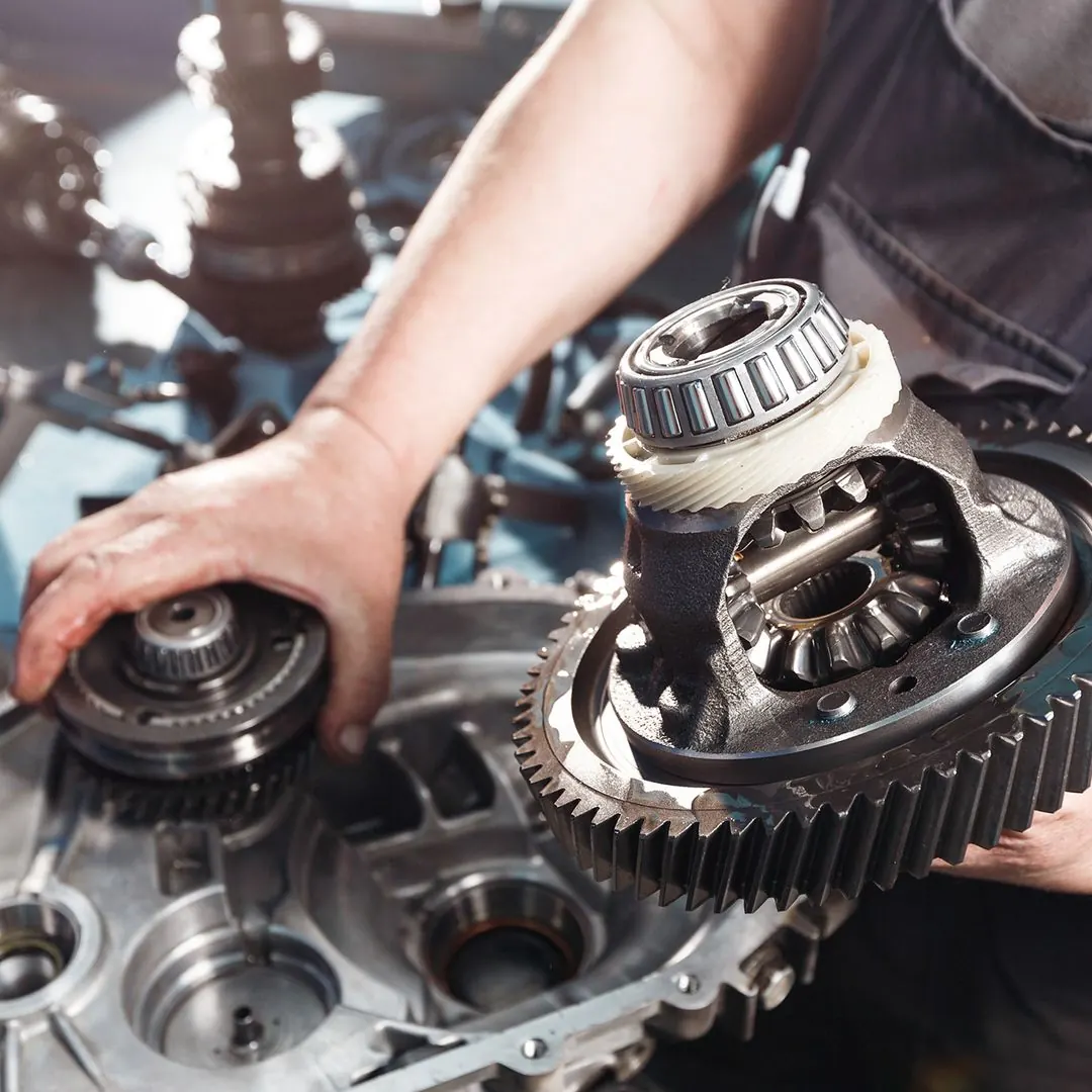 Mechaniker arbeitet an einem Auto
