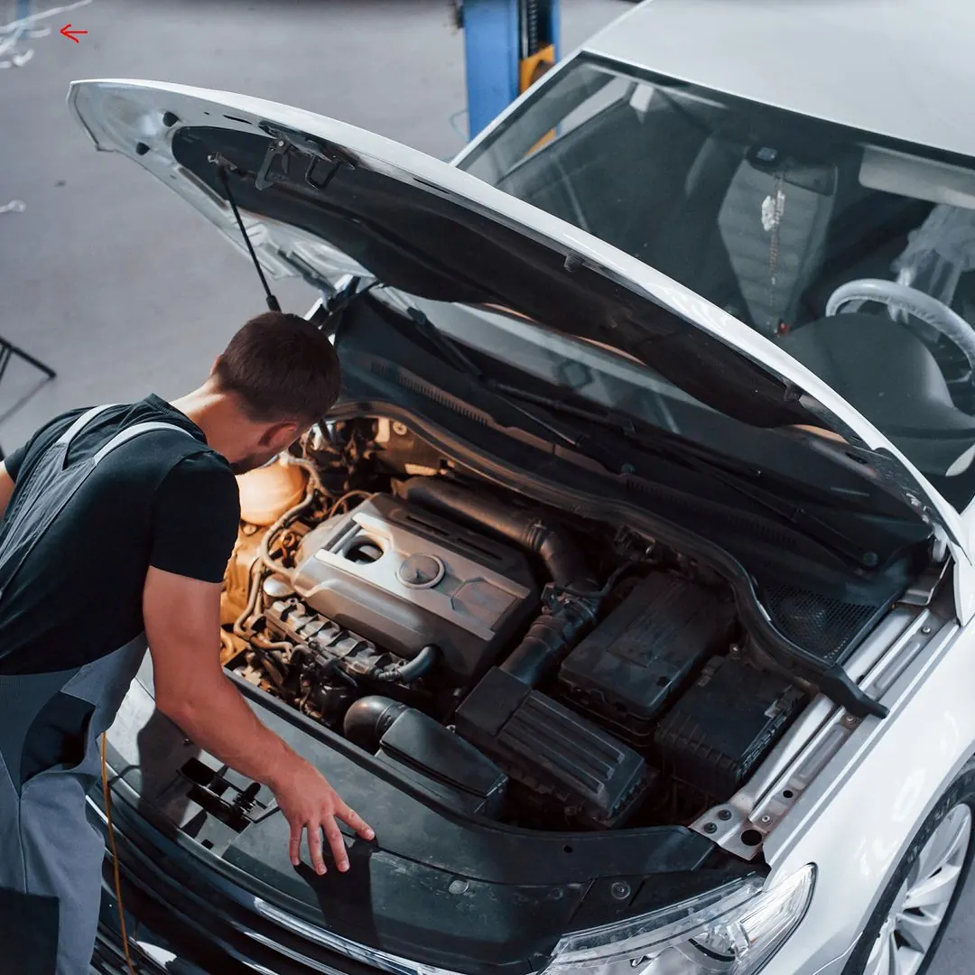 Ein Mechaniker überprüft ein Auto
