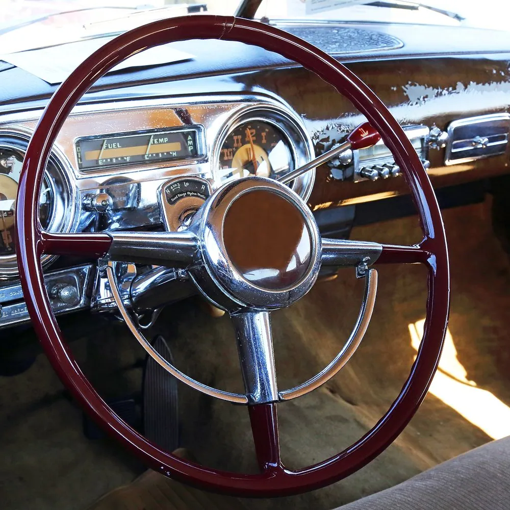 Das Lenkrad eines Oldtimers