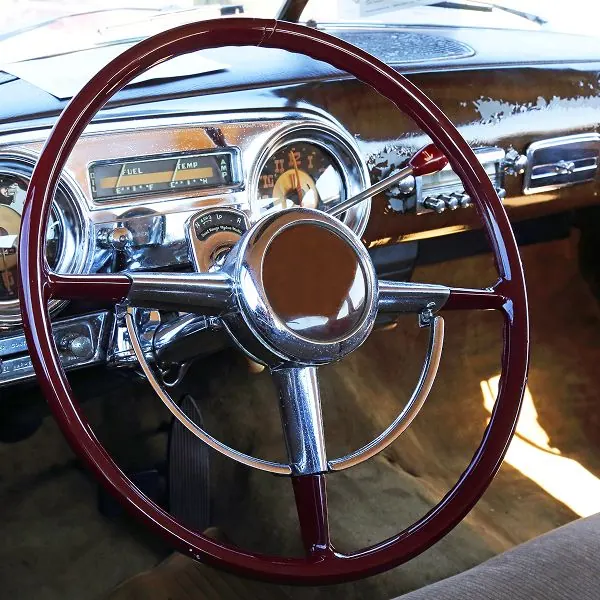 Das Lenkrad eines Oldtimers