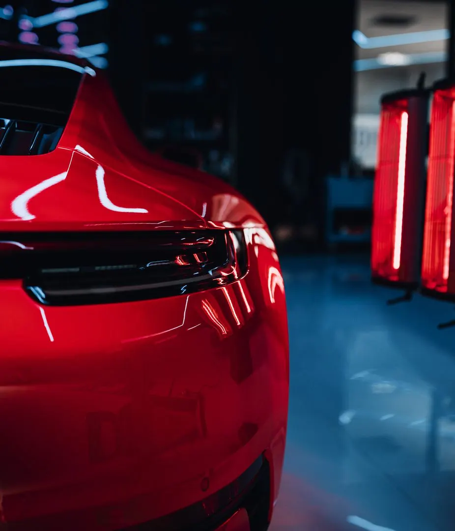 Ein Porsche unter Rotlicht